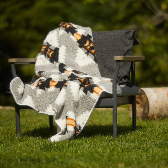 Luxe Home Decor Classic Faux Fur Throw | 1-Piece | Aztec Grey Print | 50"x60" - Picture 2 of 9